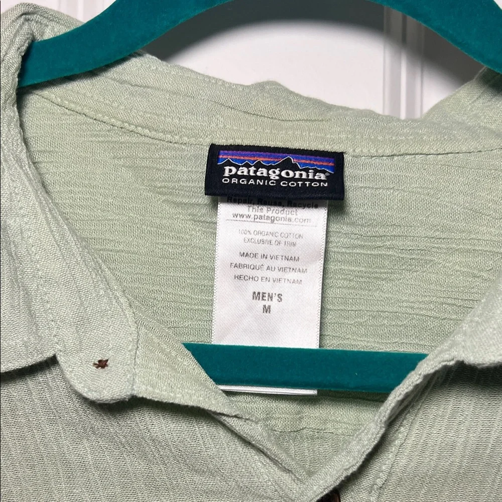 Patagonia Men's Light Green Casual Button-Down Shirt - Picture 2 of 3